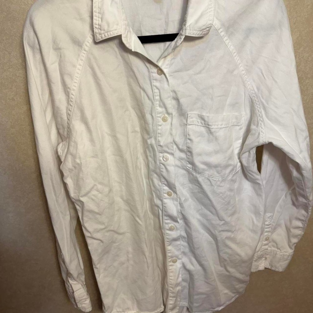 Universal Thread Women's White Button Front Shirt Size Medium long sleeve